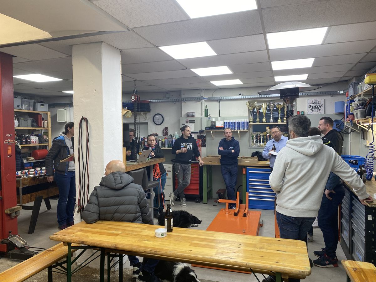 Clubmitglieder bei der Hauptversammlung in der Werkstatt