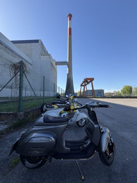 Vespa vor dem Kamin des AKW Zwentendorf