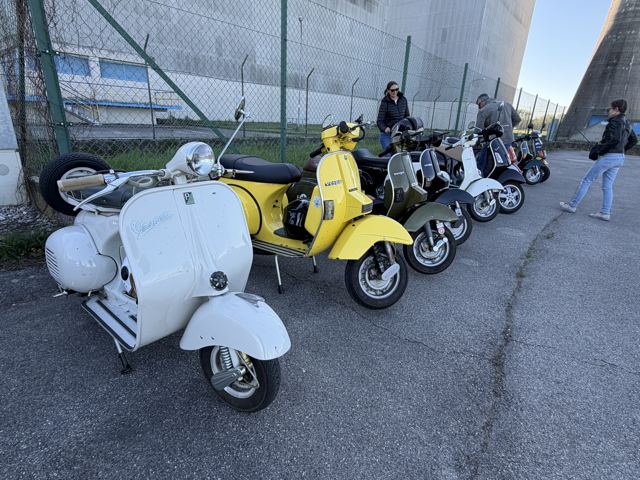 Abgestellte Vespas vor dem Kraftwerksgebäude