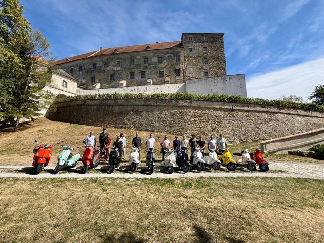 Clubmitglieder mit ihren Vespas vor der Burg Neulengbach