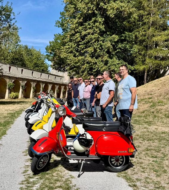 Vespas und Clubmitglieder im Burghof von Neulengbach