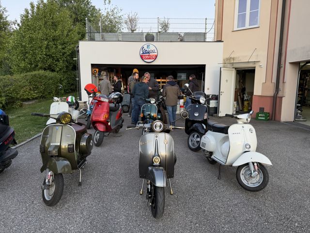 Vespas vor einer Garage