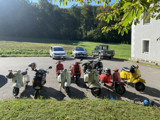 Vespas auf einer Wiese beim Parkfood Festival