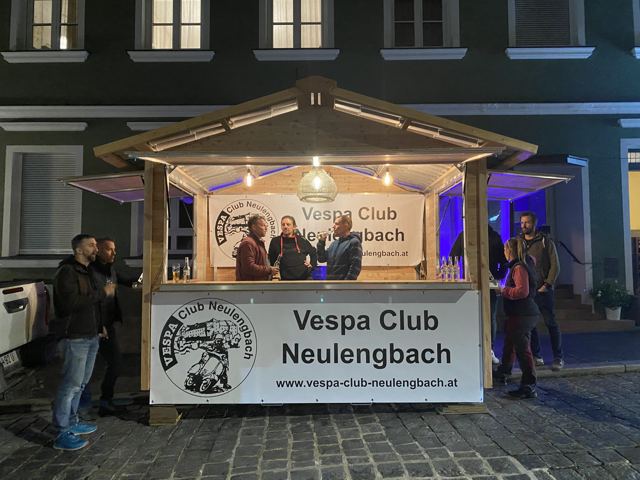 Die beleuchtete Vespa-Bar am Reserlmarkt