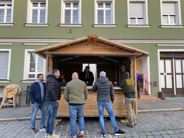 Besucher vor der Vespa-Bar am Reserlmarkt