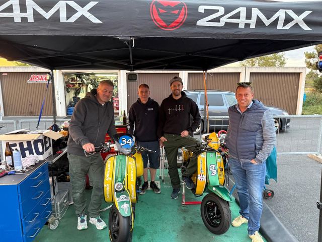 Das Team mit der Vespa unter dem Boxenzelt