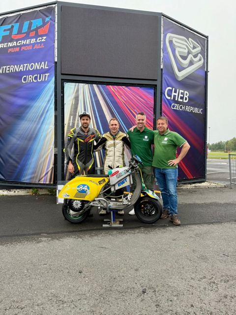 Das Racing-Team mit der Vespa vor der Rennstrecke in Cheb