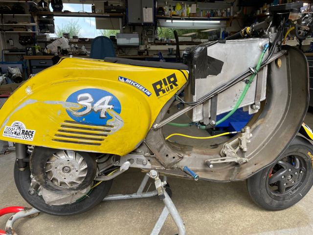 Gelbe Rennvespa mit der Startnummer 34 in der Box